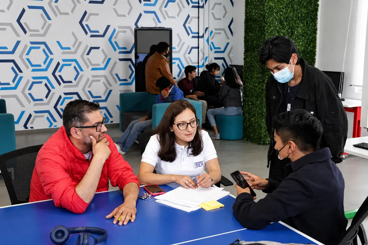 Capacitación ThinkQ en sala con equipos